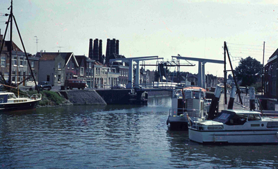 DIA01751 De Zuidspui en de Maarlandse Haven, met de Rode Brug en de schoorstenen van de Kalkfabriek; ca. 1970