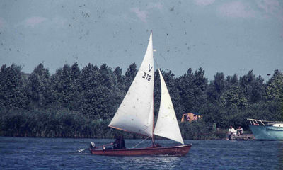 DIA01782 Zeilen op het Brielse Meer; ca. 1970