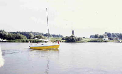 DIA01826 Recreatie op het Brielse Meer, met de Stenen Baak op de achtergrond, gezien vanaf de Krabbeweg; 1973