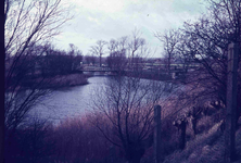 DIA02009 Kijkje op de Langevest en de brug naar het ravelijn; ca. 1971