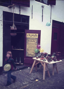 DIA02041 Expositie van pottenbakkerij Bergkotte in café Kont van 't Paard; ca. 1973
