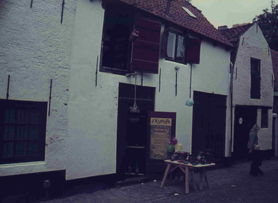 DIA02042 Expositie van pottenbakkerij Bergkotte in café Kont van 't Paard; ca. 1973