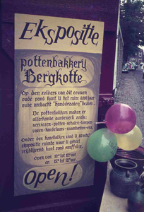 DIA02043 Expositie van pottenbakkerij Bergkotte in café Kont van 't Paard; ca. 1973