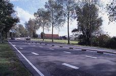 DIA02140 De Groene Kruisweg ter hoogte van de kruising met de Thoelaverweg. Op de achtergrond werkzaamheden aan de ...
