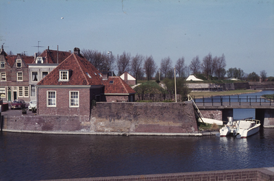 DIA02291 De Poortwachterswoning van de voormalige waterpoort; ca. 1984