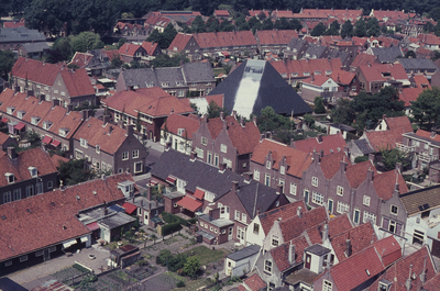 DIA02342 Panorama op Brielle vanaf de toren van de St. Catharijnekerk: de Langestraat en de gereformeerde kerk; ca. 1984