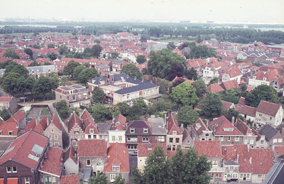 DIA02350 Panorama op Brielle vanaf de toren van de St. Catharijnekerk: Gasthuis, Voorstraat, Slagveld en Europoort; ca. 1984