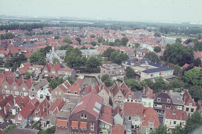 DIA02351 Panorama op Brielle vanaf de toren van de St. Catharijnekerk: het Asyl voor Oude en Gebrekkige Zeelieden en ...