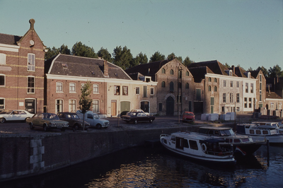 DIA02357 Pakhuizen en woningen langs het Scharloo; ca. 1984