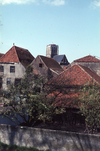 DIA02358 Achterzijde van vervallen pakhuizen langs het Scharloo; ca. 1984