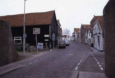 DIA02453 De Kaaistraat met de zwarte houten schuur tegenover het Melkmeisje, gezien vanaf de Oostdam; ca. 1996