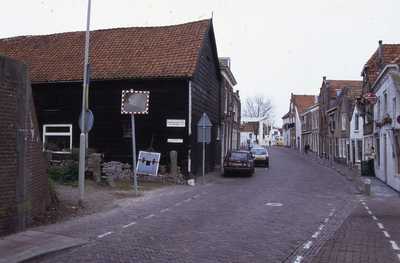 DIA02454 De Kaaistraat met de zwarte houten schuur tegenover het Melkmeisje; ca. 1996