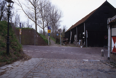 DIA02455 De Kaaistraat met de zwarte houten schuur tegenover het Melkmeisje; ca. 1996