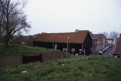 DIA02456 De Kaaistraat met de zwarte houten schuur tegenover het Melkmeisje, gezien vanaf de Oostdam; ca. 1996