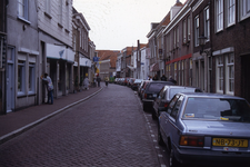 DIA02465 Kijkje in de Nobelstraat richting de Markt, links de kledingzaak van Rijcken; ca. 1996
