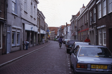 DIA02466 Kijkje in de Nobelstraat richting de Markt, links de kledingzaak van Rijcken; ca. 1996