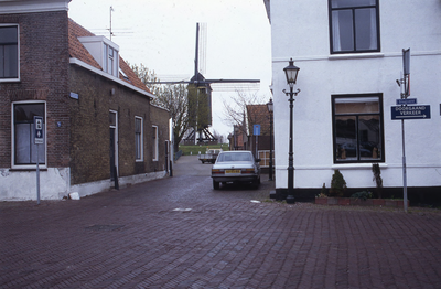 DIA02495 Kijkje in de Molenstraat op de molen 't Vliegend Hert; ca. 1996