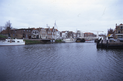DIA02544 Gezicht op de Zevenhuizen, de Julianabrug en het Maarland Zuidzijde; ca. 1991