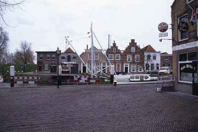 DIA02597 Gezicht op de Zevenhuizen vanaf het Maarland Zuidzijde. Rechts café Dixi; ca. 1991