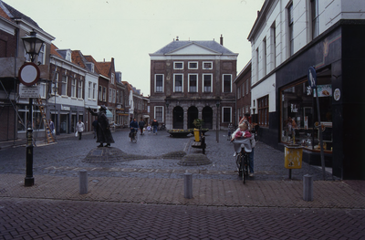 DIA02648 De markt met het beeld van Wilhelmina en de Hoofdwacht; ca. 1991