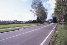 DIA02682 De Groene Kruisweg ter hoogte van de kruising met de Thoelaverweg en de Amer, Links woningbouw langs de Amer; ...