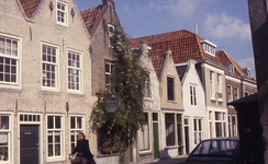 DIA02690 Oude woningen langs de Voorstraat; ca. 1980
