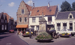 DIA02696 Kanon, schavot en stadspomp op het Wellerondom; ca. 1980