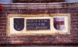 DIA02699 Gevelsteen met wapens en de tekst 'Anno 1565 in augusto is die werc gemaeckt'; ca. 1998