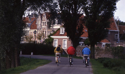 DIA02703 Fietsers rijden over de Rochus Meeuwiszoonweg naar het Maarland Noordzijde; ca. 1998