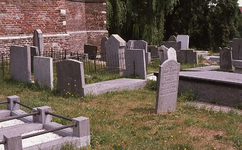 DIA15041 De begraafplaats naast de kerk; ca. 1976