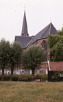 DIA15046 De kerk met de naastliggende begraafplaats; ca. 1976