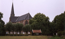 DIA15047 De kerk met de naastliggende begraafplaats; ca. 1976