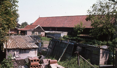 DIA15121 De schuur achter de boerderij op de hoek van de Landpoortstraat en de Oude Singel; ca. 1976