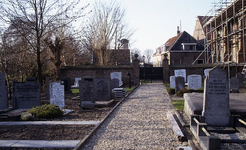 DIA15287 De begraafplaats naast de kerk; ca. 1993