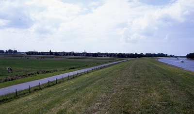 DIA15353 Kijkje op de Noorddijk. Met rechts het Voedingskanaal; ca. 1993