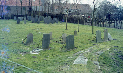 DIA15370 Grafstenen op de Joodse begraafplaats (1781) langs de Spuikade; 29 oktober 1983