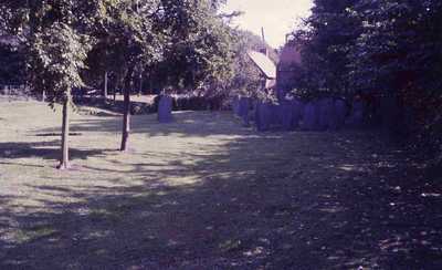 DIA15371 Grafstenen op de Joodse begraafplaats (1781) langs de Spuikade; 29 oktober 1983