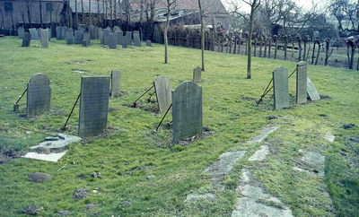 DIA15372 Grafstenen op de Joodse begraafplaats (1781) langs de Spuikade; 29 oktober 1983