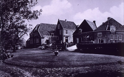 DIA16013 De achterzijde van De Hoecksack en het Ambachtsherenhuis; ±1975