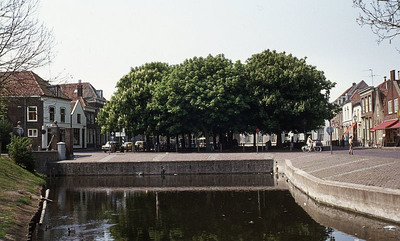 DIA16020 Zicht op de haven en de Markt van Heenvliet; ±1975