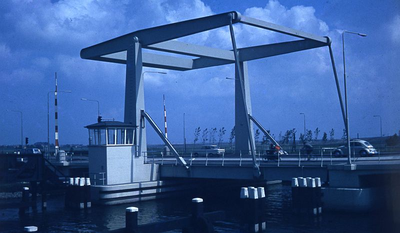 DIA16070 Ophaalbrug over het Kanaal door Voorne ten behoeve van de Groene Kruisweg; 1973