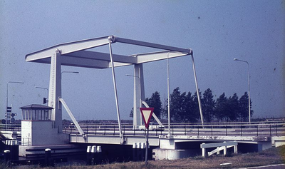 DIA16071 Ophaalbrug over het Kanaal door Voorne ten behoeve van de Groene Kruisweg; 1973