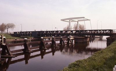 DIA16072 Bruggen over het Kanaal door Voorne : trambrug en ophaalbrug voor de Groene Kruisweg; 1979