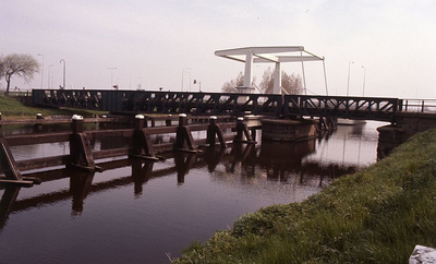 DIA16073 Bruggen over het Kanaal door Voorne : trambrug en ophaalbrug voor de Groene Kruisweg; 1979