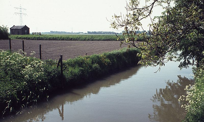 DIA16084 De Bernisse ter hoogte van het voormalige tramstation van Heenvliet voordat de rivier werd verbreed; ca. 1976