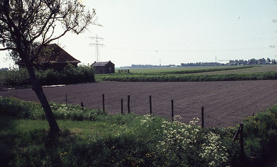 DIA16087 Het terrein langs de Groene Kruisweg dat uitgegraven is ten behoeve van de verbreding van de Bernisse; ca. 1976