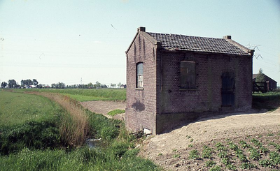 DIA16097 Het terrein langs de Groene Kruisweg dat uitgegraven is ten behoeve van de verbreding van de Bernisse. Het ...