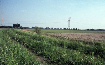 DIA16107 Kijkje op de Oud Hoenderhoeksedijk richting het vroegere gemaal van de polder Nieuw-Hoenderhoek.; ca. 1976
