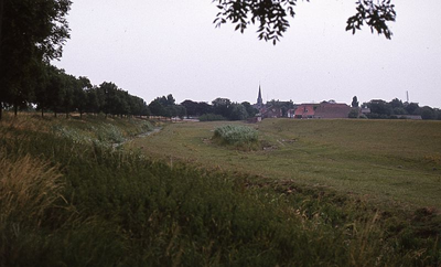 DIA16124 De verbinding tussen de Bernisse en de haven van Geervliet langs de Toldijk. Rechts polder Oud Guldeland; ca. 1976
