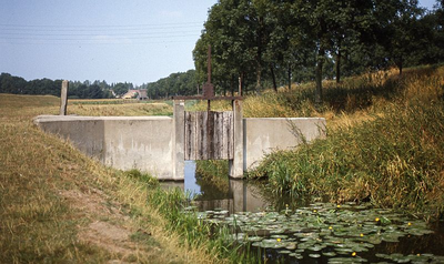 DIA16131 Schuifstuw in de verbinding tussen de Bernisse en de haven van Geervliet langs de Toldijk; ca. 1976
